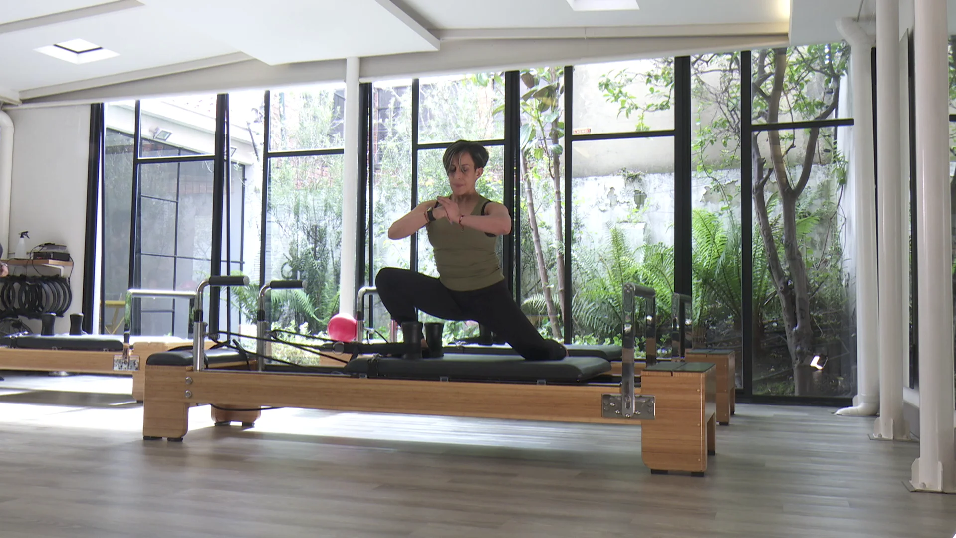 Trabaja la respiración, la relajación, la recuperación muscular y el estiramiento, con técnicas de Yoga.